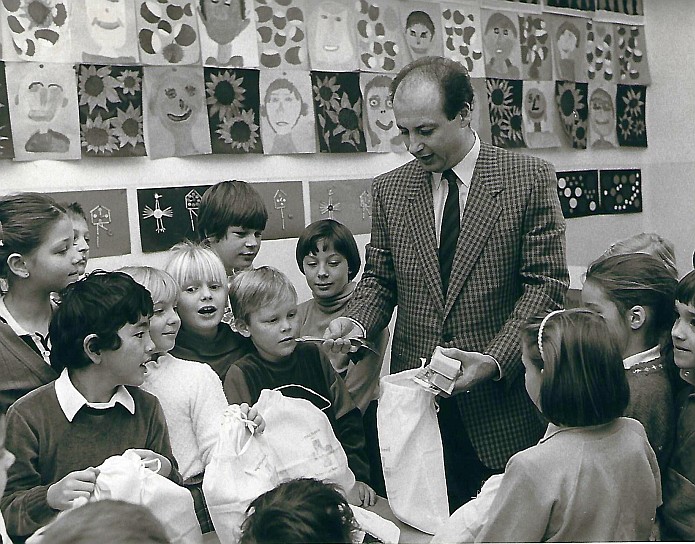 Mit Volksschülern als Klagenfurter Schulreferent